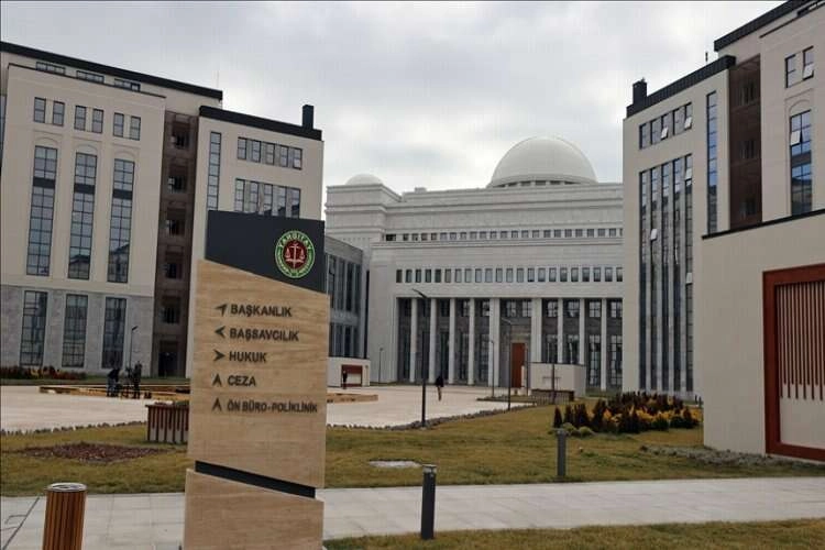 Makam odasında vazo fırlatılan müdürün kendisini savunması meşru sayıldı haberinin görseli