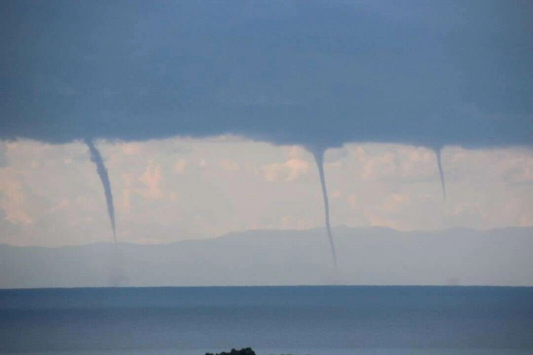 Çeşme'de 8 hortum aynı anda!