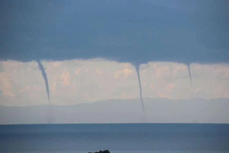 Çeşme'de 8 hortum aynı anda!