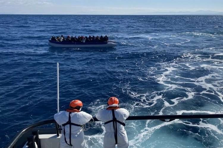 İzmir açıklarında 62 düzensiz göçmen kurtarıldı haberinin görseli
