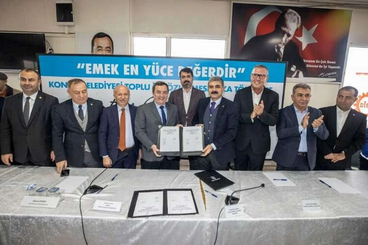 Konak Belediyesi emekçilerine TİS’te çifte imza sevinci haberinin görseli