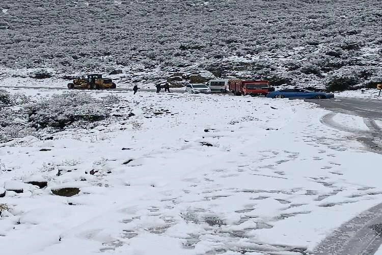 İzmir Büyükşehir Belediyesi ekipleri karda mahsur kalanları kurtardı haberinin görseli