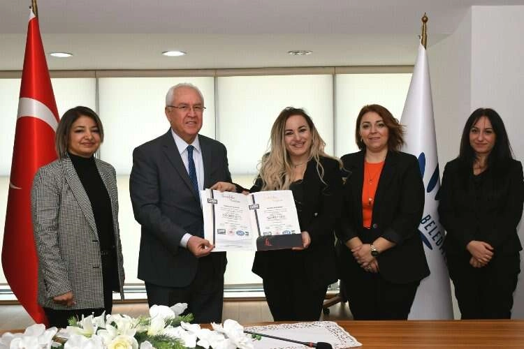Karabağlar Belediyesi Toplam Kalite Yönetimi Belgesi “ISO 9001” aldı haberinin görseli