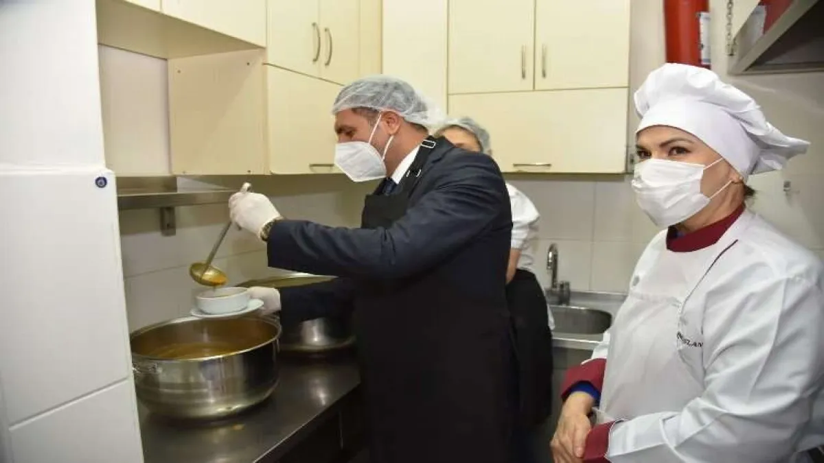 İzmir’de ücretsiz yemekten faydalanacak öğrenci sayısı belli oldu haberinin görseli