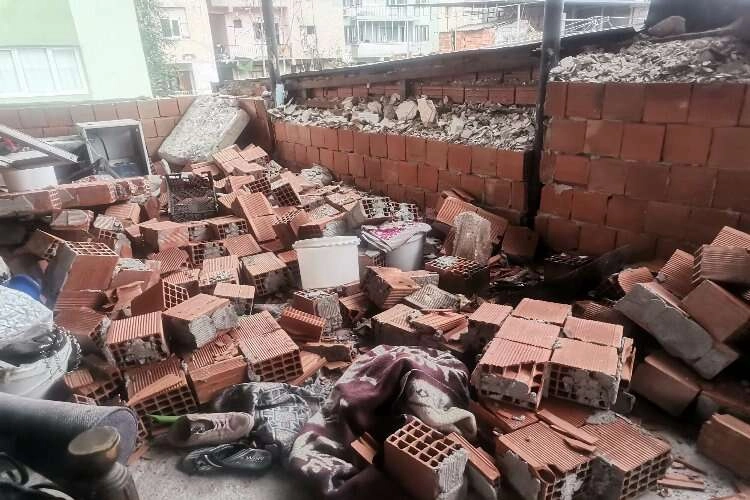 Ekmek yapan kadınların üzerine teras duvarı yıkıldı haberinin görseli