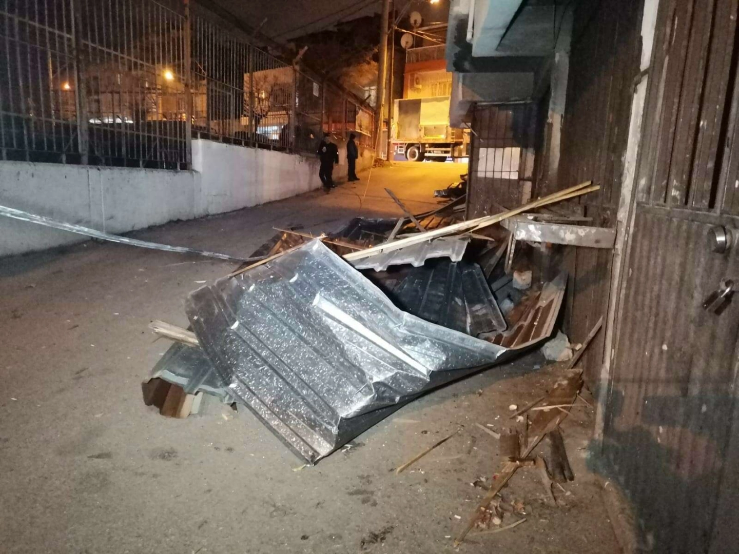 Uçan çatı binaya çarptı, ev sahibi korku dolu anlar yaşadı
