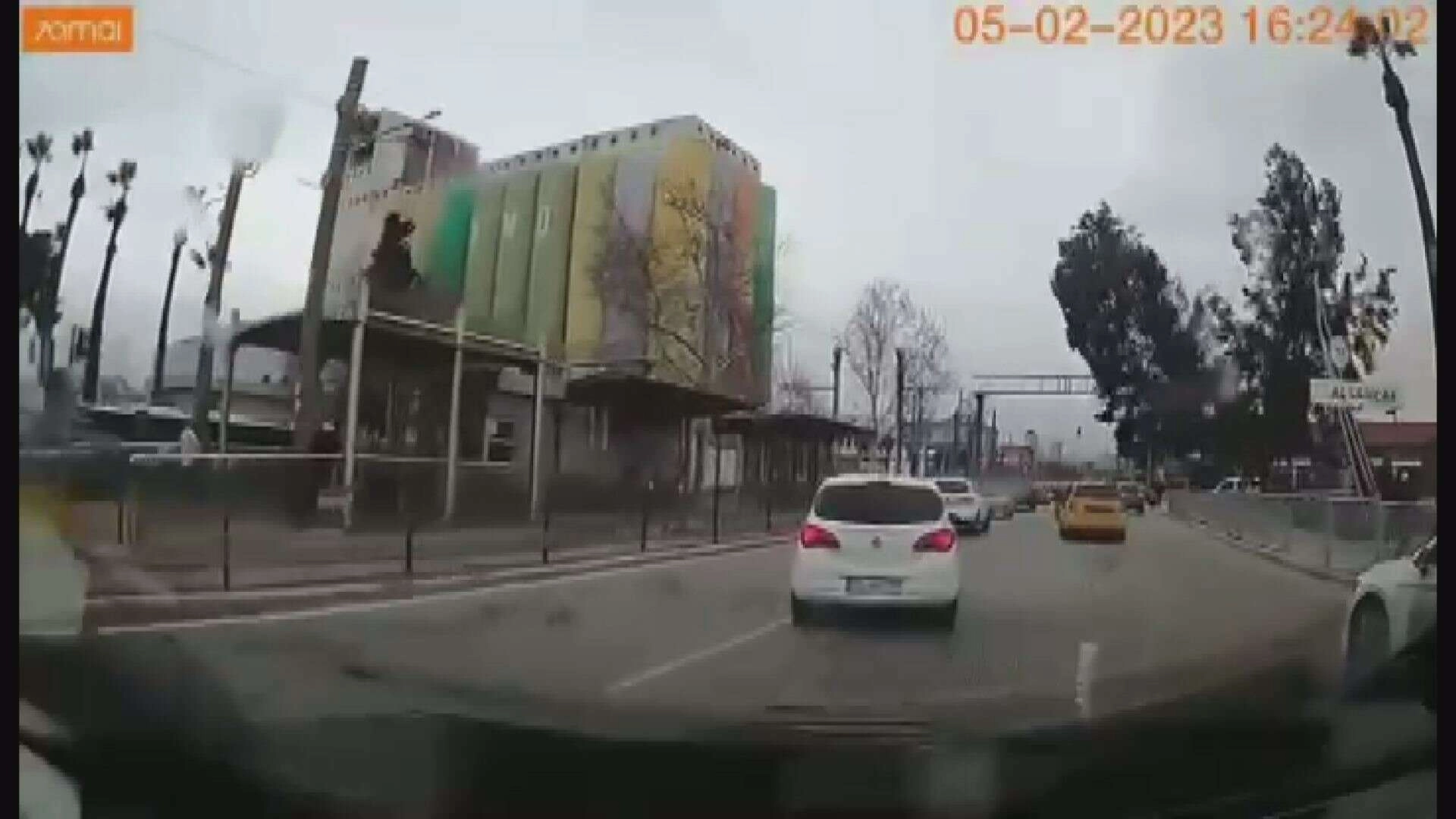 İzmir'de şiddetli fırtına ağaçları devirdi çatıları uçurdu