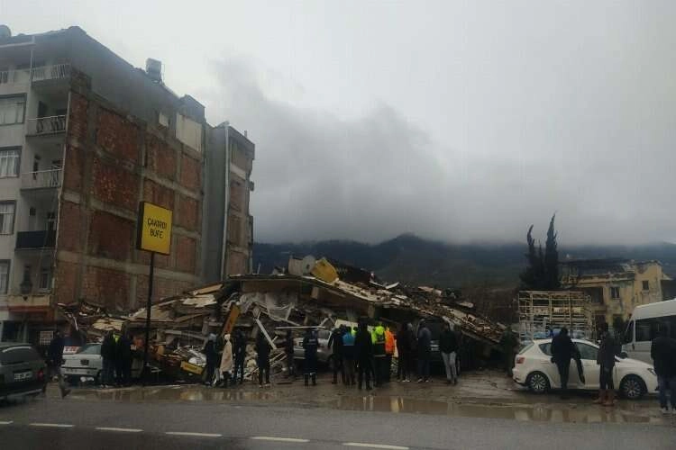 Depremin yıkımı gün ağarınca ortaya çıktı haberinin görseli