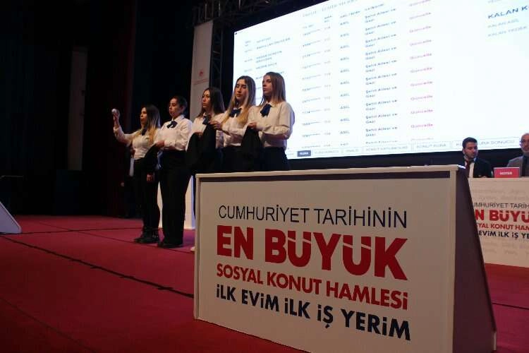 TOKİ'de ismi çıkan hak sahipleri duygu dolu anlar yaşadı haberinin görseli