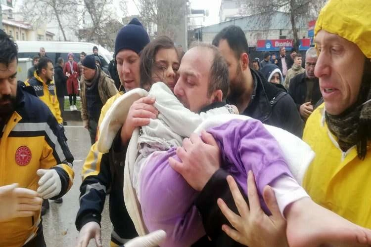 5 yaşındaki çocuk, depremden 7 saat sonra canlı olarak kurtarıldı haberinin görseli