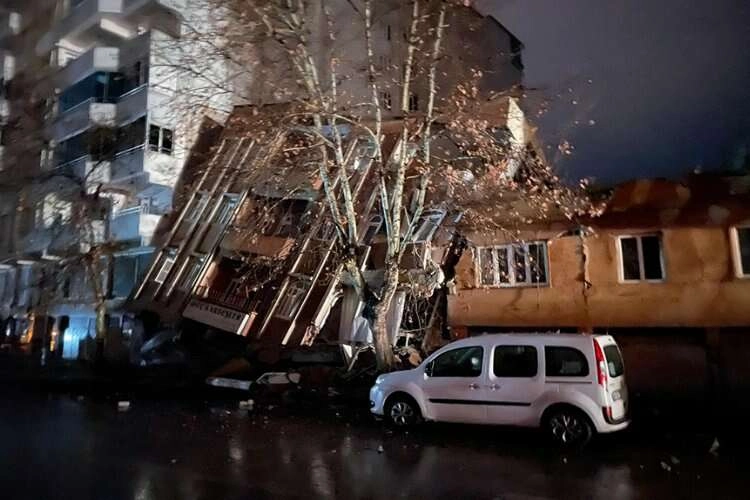 Kahramanmaraş'ta 7,4 ve Gaziantep'te 6,5 ile 6,4 büyüklüğündeki depremin bilançosu ağırlaşıyor haberinin görseli