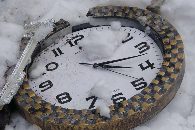 Enkazın altında bulunan duvar saati 04.17'de durmuş haberinin görseli