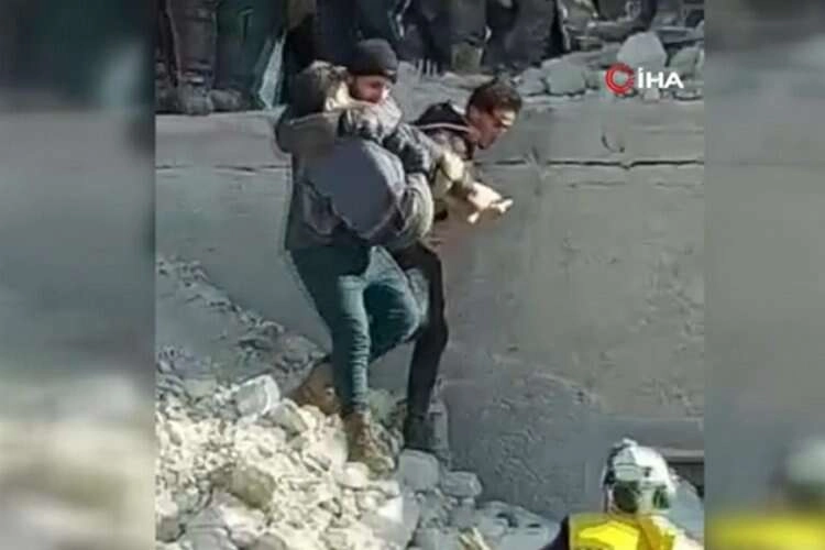 Suriye'de küçük çocuk enkazdan 30 saat sonra sağ olarak çıkarıldı haberinin görseli