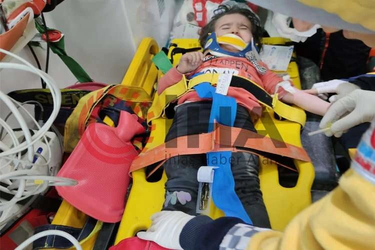 2 yaşındaki çocuk ile annesi 26 saat sonra sağ çıkarıldı haberinin görseli