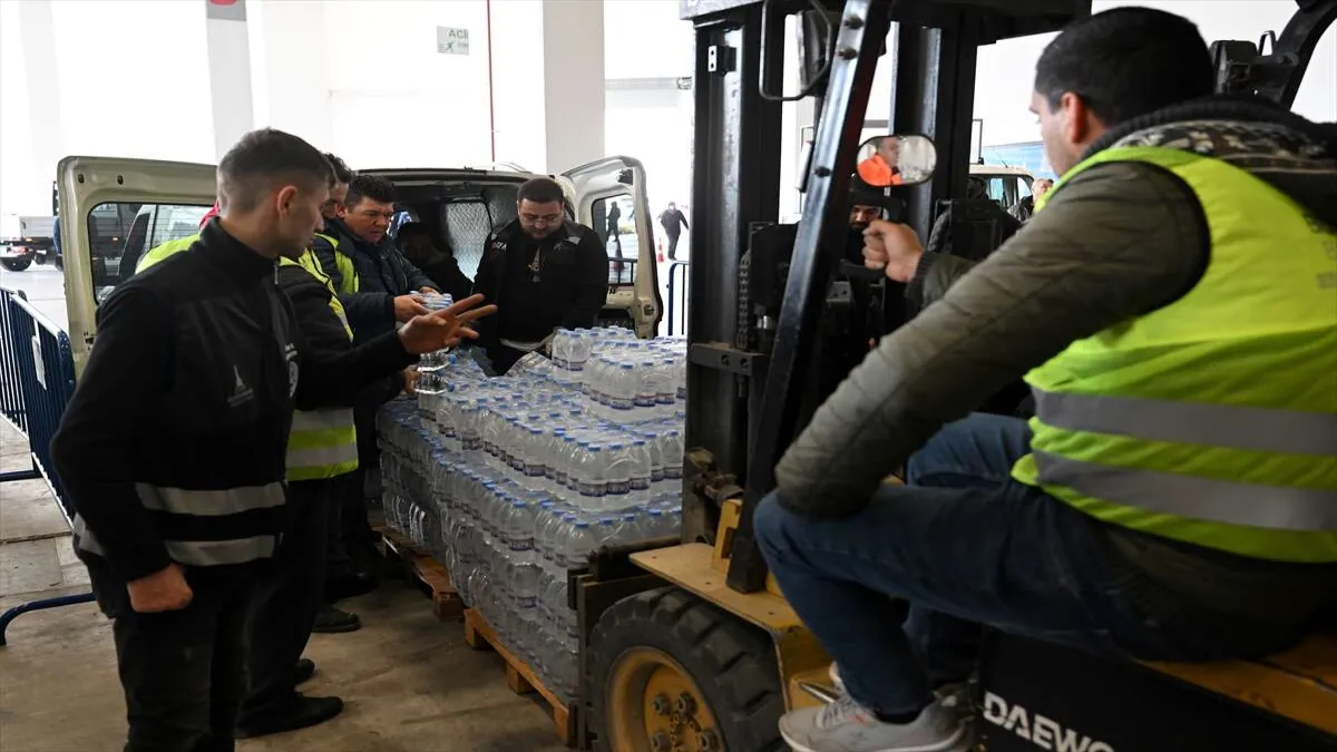 İzmir'den deprem bölgesine yardım malzemesi sevkiyatı sürüyor - 509