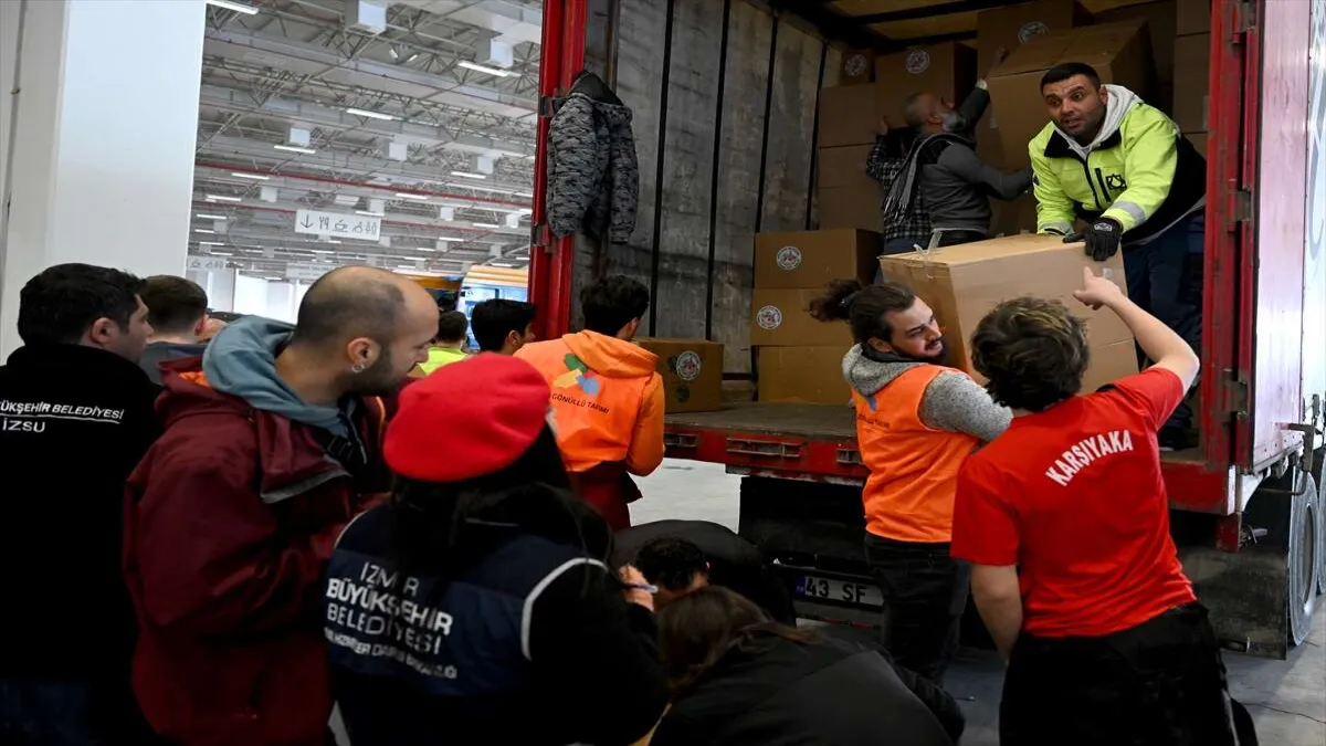 İzmir'den deprem bölgesine yardım malzemesi sevkiyatı sürüyor - 508