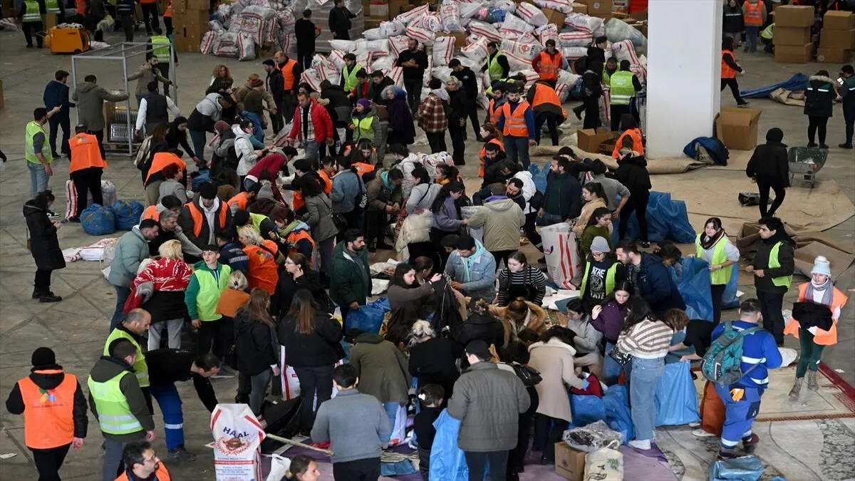 İzmir'den deprem bölgesine yardım malzemesi sevkiyatı sürüyor - 507