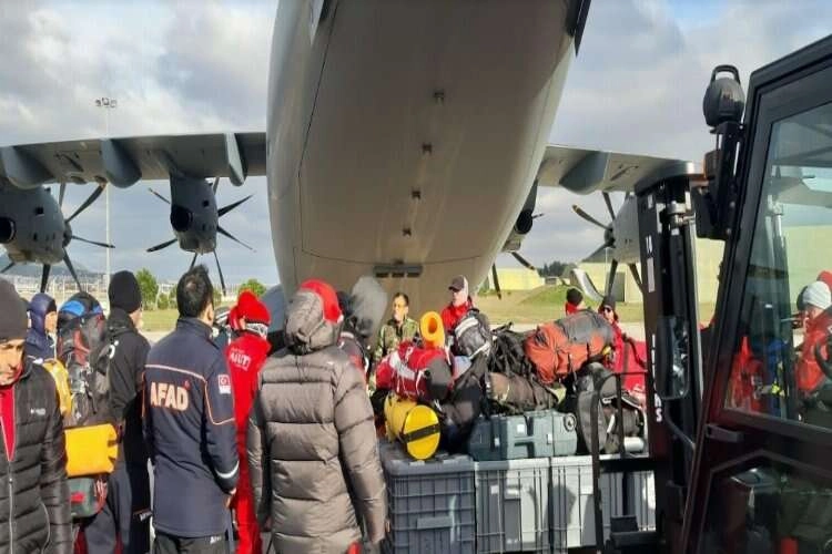 İzmir Valiliği, deprem bölgelerine 2 bin 331 personel gönderildiğini açıkladı haberinin görseli