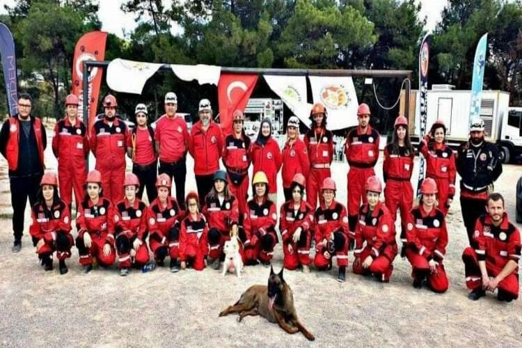 İzmir Hayvan Arama Kurtarma ekibi, hayvanlar için deprem bölgesinde haberinin görseli