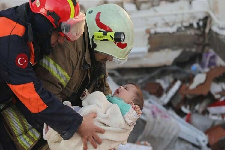 Hatay'da anne ve bebeği depremden 29 saat sonra enkazdan sağ çıkarıldı haberinin görseli