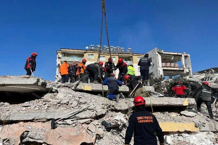 İzmir Büyükşehir Belediyesi ekipleri Osmaniye'deki çalışmalarını sürdürüyor haberinin görseli