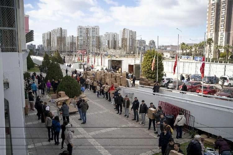 Karşıyaka taraftarından 9 tır malzeme yardımı haberinin görseli