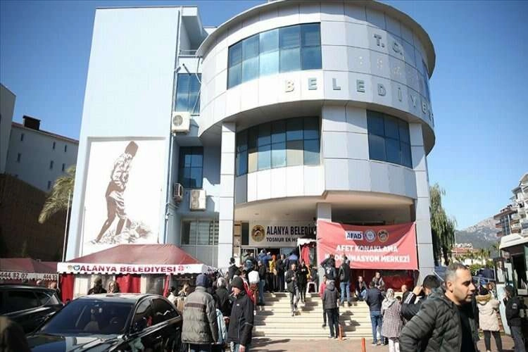 Alanya'ya getirilen depremzedeler otellere yerleştiriliyor haberinin görseli