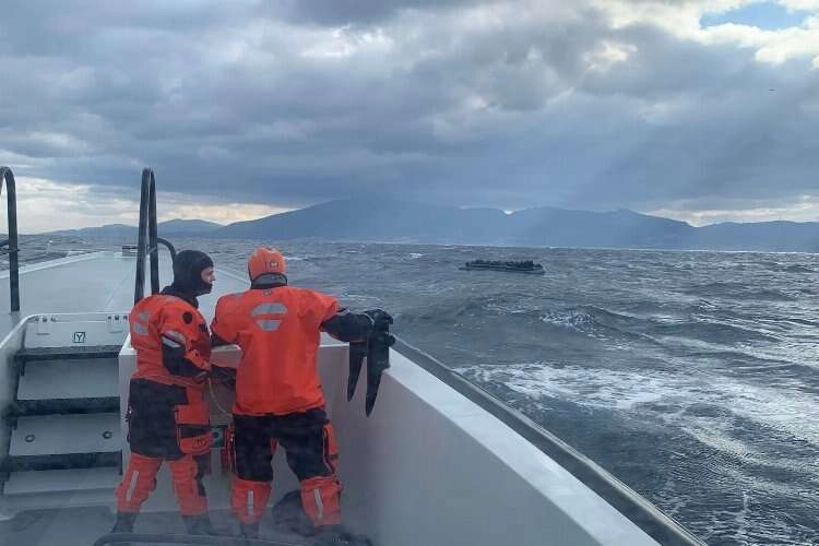 İzmir’de 50 göçmen kurtarıldı haberinin görseli
