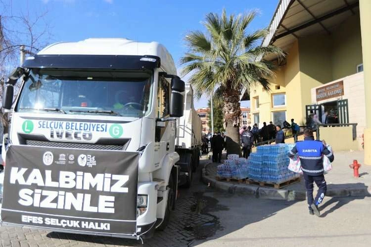 Deprem bölgesinde ekmek ve sıcak yemek dağıtacaklar haberinin görseli