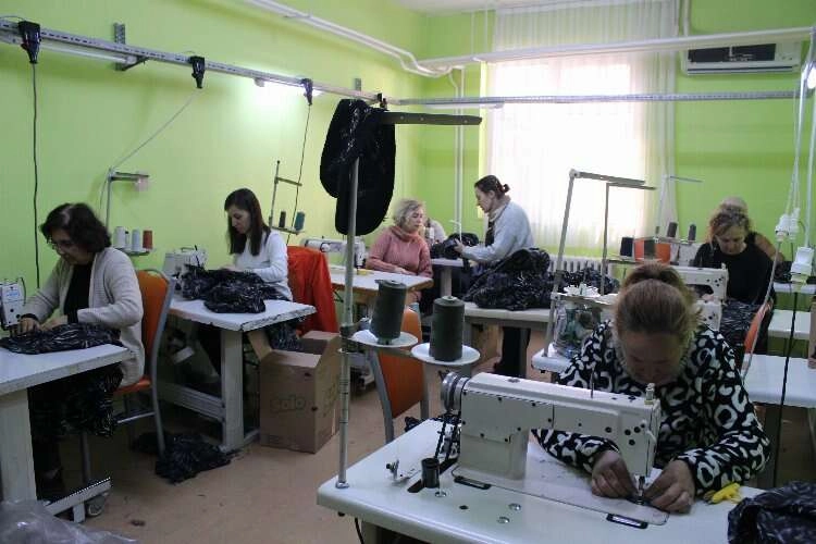 Moldovalı eğitmen depremzedeler için dikiyor haberinin görseli