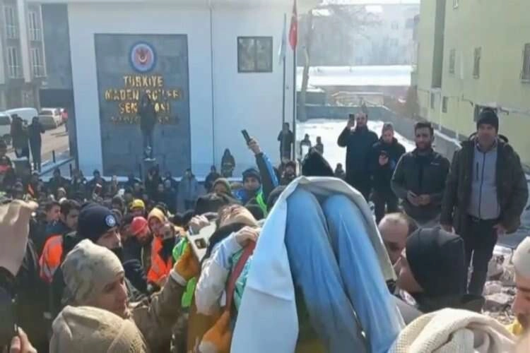 Enkazın altından 81 saat sonra kurtarıldı haberinin görseli