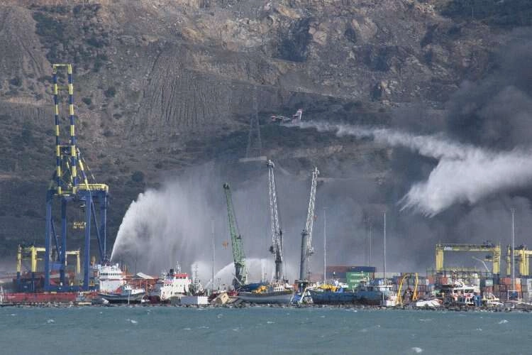 İskenderun Limanı'ndaki yangını söndürme çalışmaları devam ediyor haberinin görseli