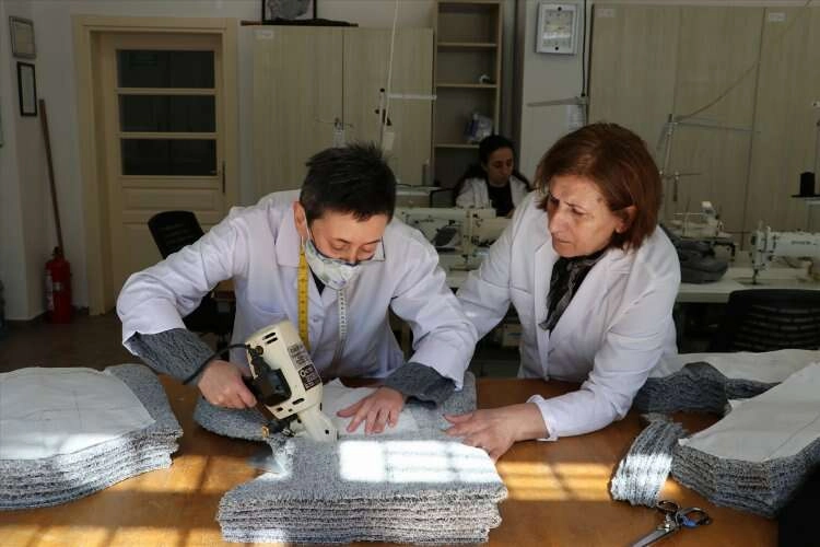 İzmir Olgunlaşma Enstitüsü'nde depremzede çocuklar için uyku tulumu mesaisi haberinin görseli