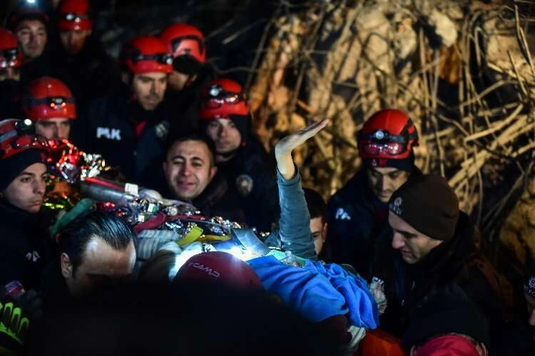92 saat sonra kurtarıldı: Enkazdan el sallayarak çıktı haberinin görseli
