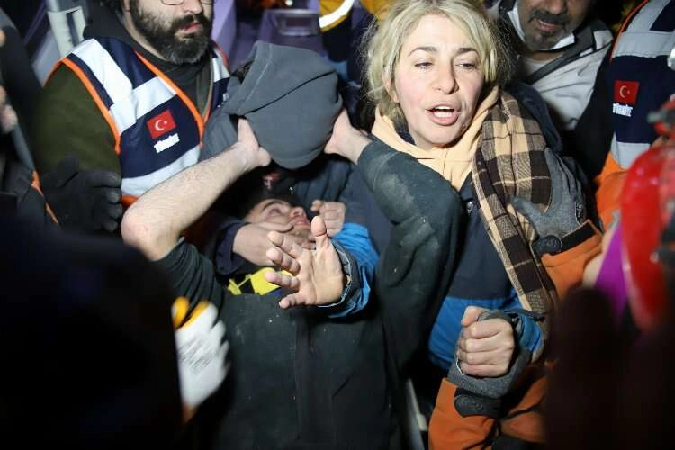İdrarını içip annesinin çiçeklerini yiyerek hayatta kaldı haberinin görseli