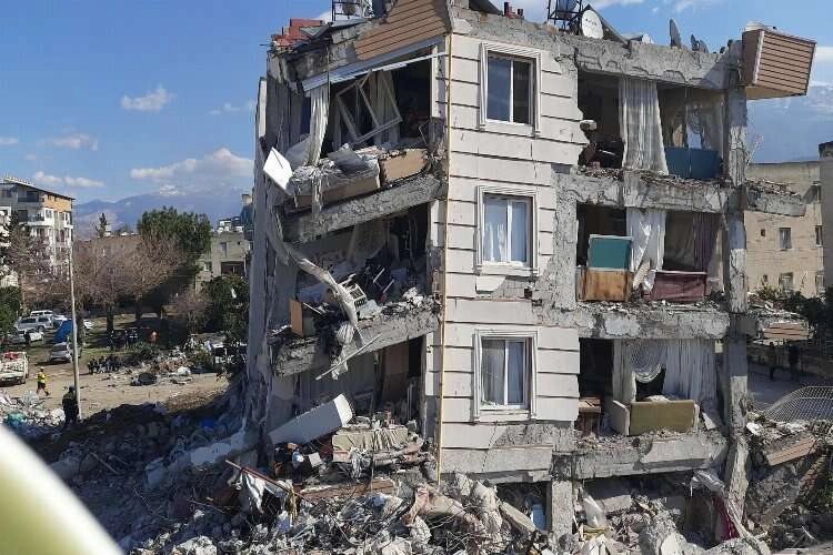 İzmir ekipleri depremin 102. saatinde bir canı daha kurtardı haberinin görseli