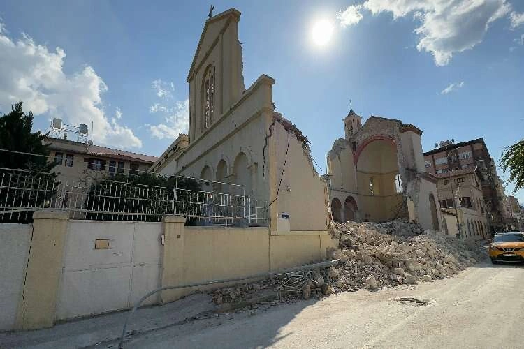 Depremde tarihi kilise de yıkıldı haberinin görseli