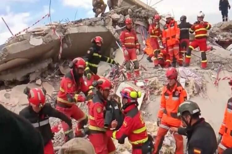 106 saat sonra enkazdan 2 çocuk canlı kurtarıldı haberinin görseli