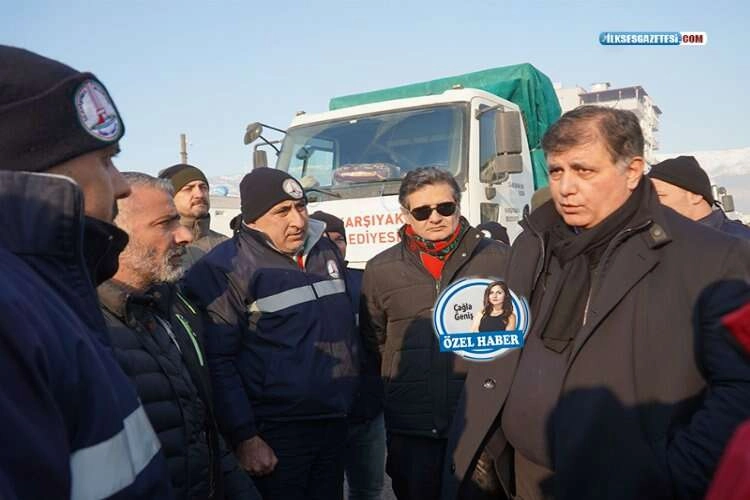 Afet bölgesindeki Karşıyaka Belediye Başkanı Cemil Tugay: Sağımızdan solumuzdan ölüler taşınıyor! haberinin görseli
