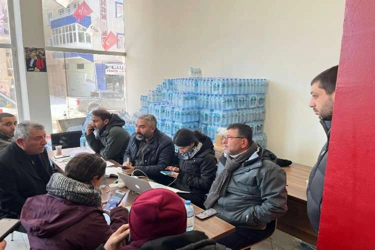 Güzelbahçe'den 3 günde 5 bin depremzedeye ulaştılar haberinin görseli