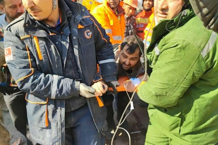128'inci saatte çifte sevinç, baba ile bebeği sağ kurtarıldı haberinin görseli