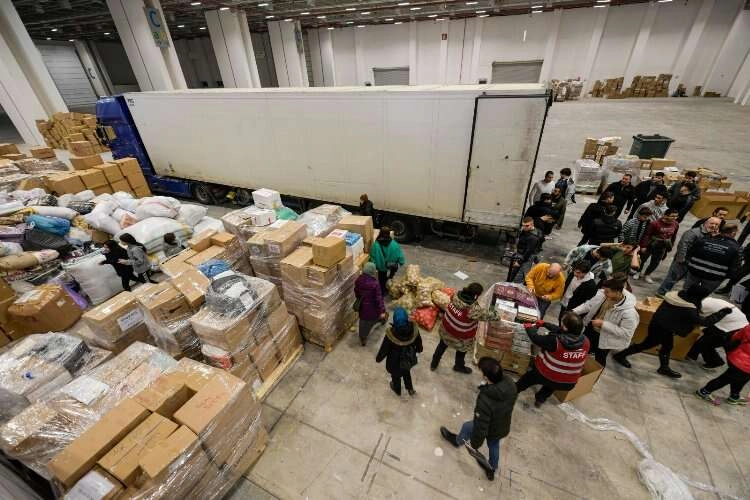 İzmir’den afet bölgesine giden yardımlar her geçen gün büyüyor haberinin görseli