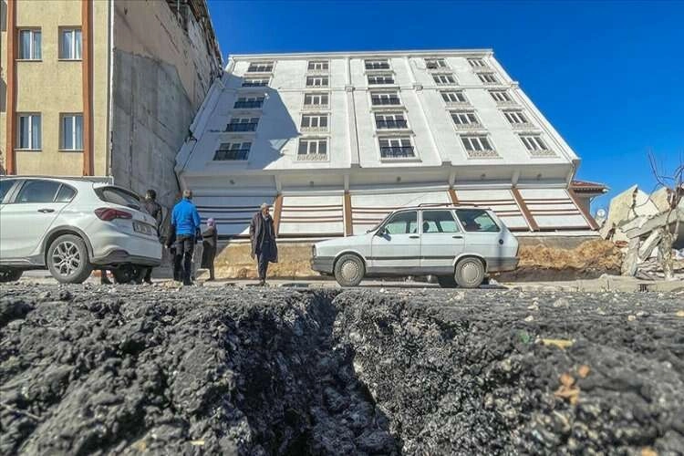 Adıyaman'da bir apartman depremin etkisiyle tek parça halinde yan yattı haberinin görseli