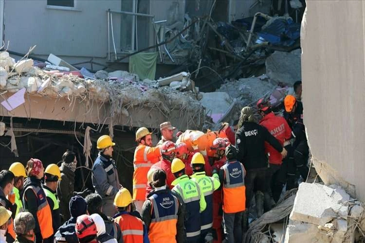 Hatay Büyükşehir Belediye Başkanı Savaş, yıkılan Rönesans Rezidans hakkında konuştu haberinin görseli