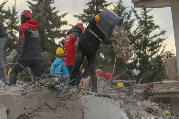 Gaziantep'te yıkılan bir binanın kolonunu kestikleri iddiasıyla 2 kişi yakalandı haberinin görseli