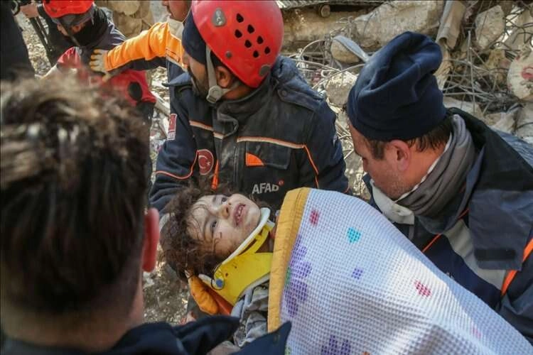 Hatay'da 7 yaşındaki İrem depremden 131 saat sonra enkazdan kurtarıldı haberinin görseli