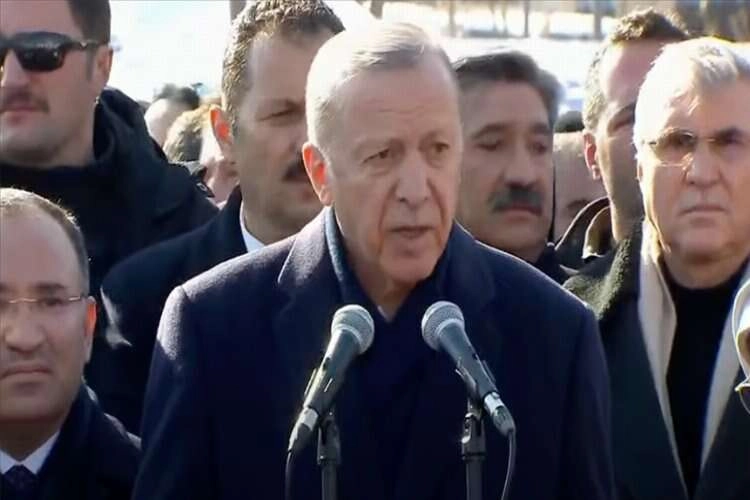 Cumhurbaşkanı Erdoğan: Üniversitelerimizin tamamının KYK'ye ait yurtlarını depremzedelerin barınması için kullanacağız haberinin görseli
