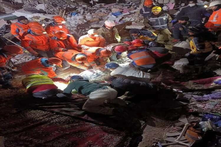 142 saat sonra mucize bir kurtuluş daha haberinin görseli