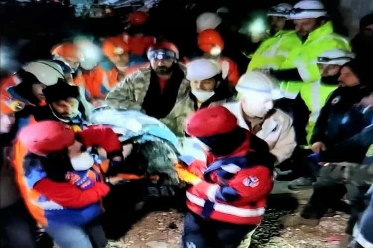 142 saat sonra sağ kurtulan Meltem öğretmenin ilk isteği çay oldu haberinin görseli