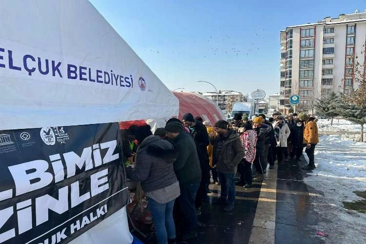 Selçuk Belediyesi Malatya’da yemek ve sosyal market çadırı kurdu haberinin görseli